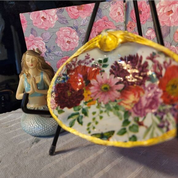 DECOUPAGE CLAM SHELL DECOUPAGE FLOWERS ON A CLAM SHELL TRINKET DISH - Picture 3 of 8